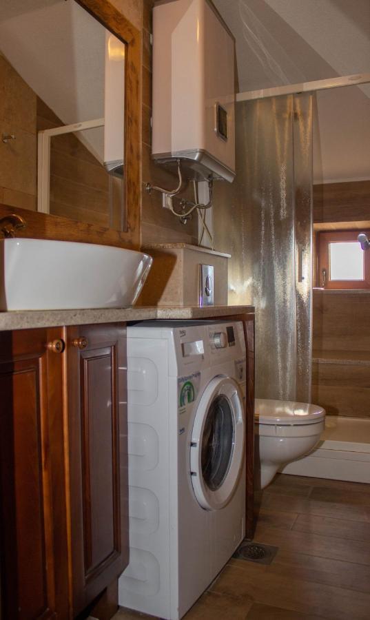 Live By The Sea, Bijela Apartment
