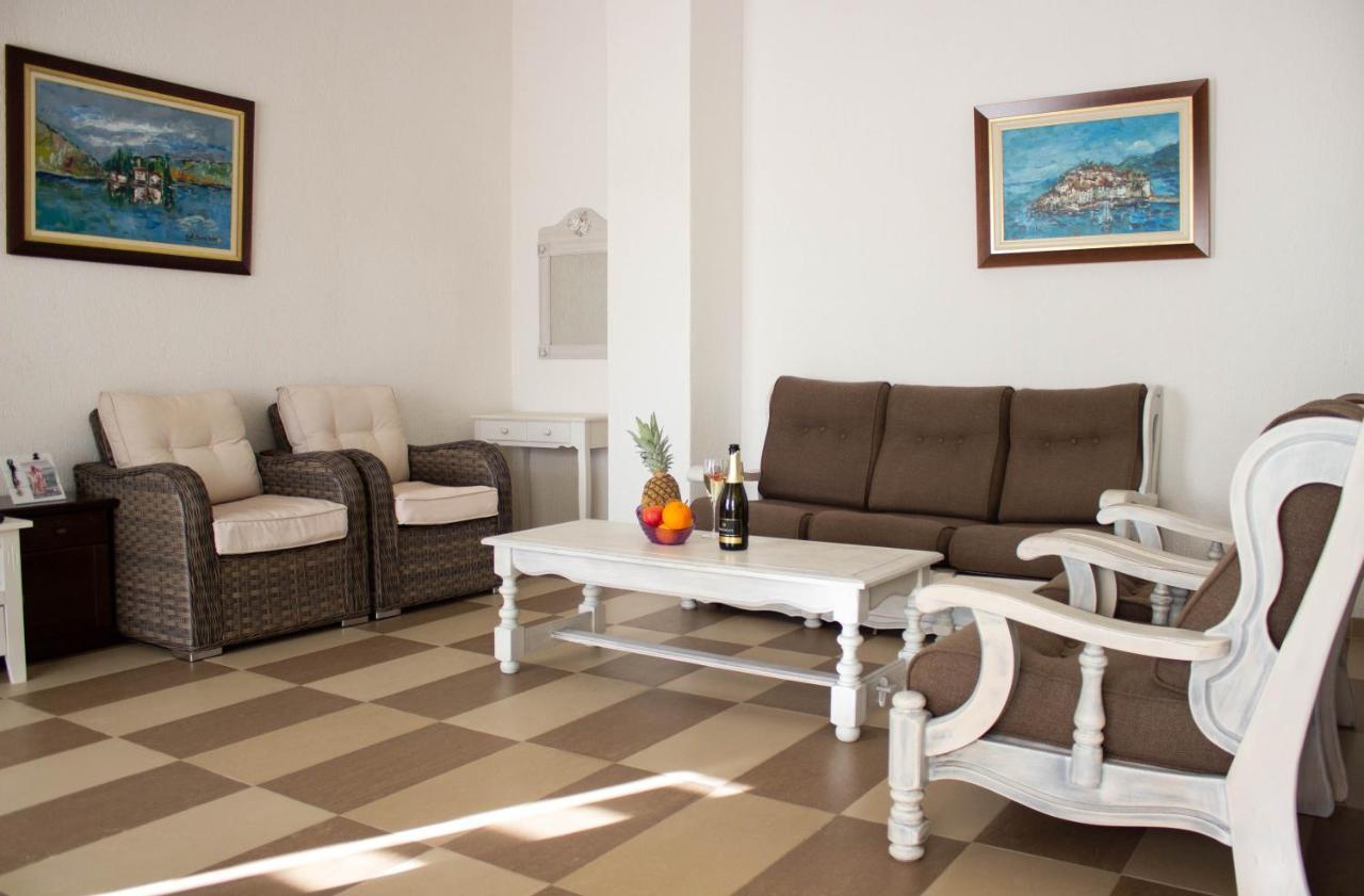 Live By The Sea, Bijela Apartment